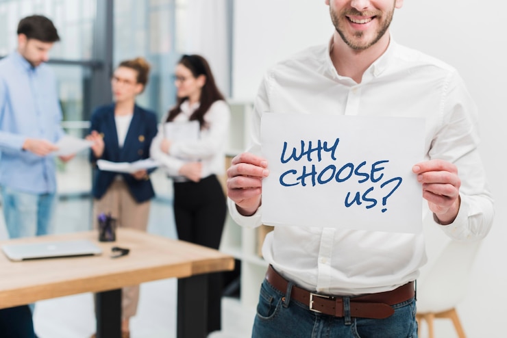 Photo gratuit homme d'affaires tenant un papier avec la question pourquoi nous choisir