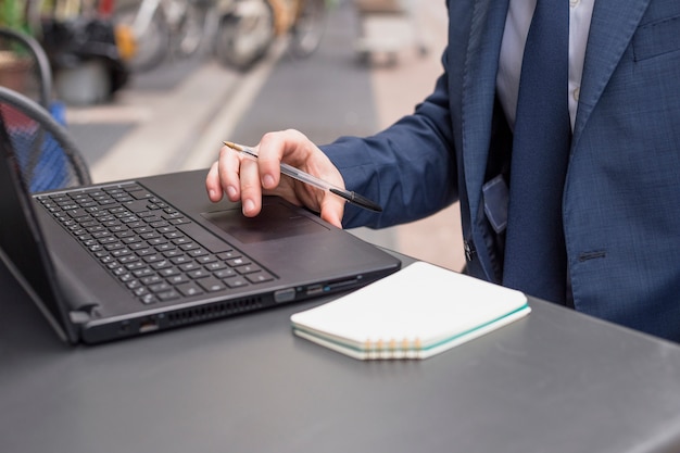 Homme d&#39;affaires sur une terrasse