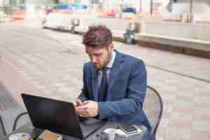 Photo gratuite homme d'affaires sur une terrasse