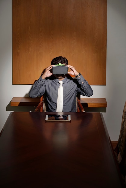 homme d'affaires Test de l'application VR