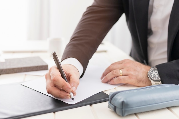 Photo gratuite homme d'affaires travaillant au bureau