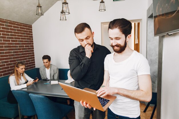 homme d&#39;affaires travaillant dans un bureau