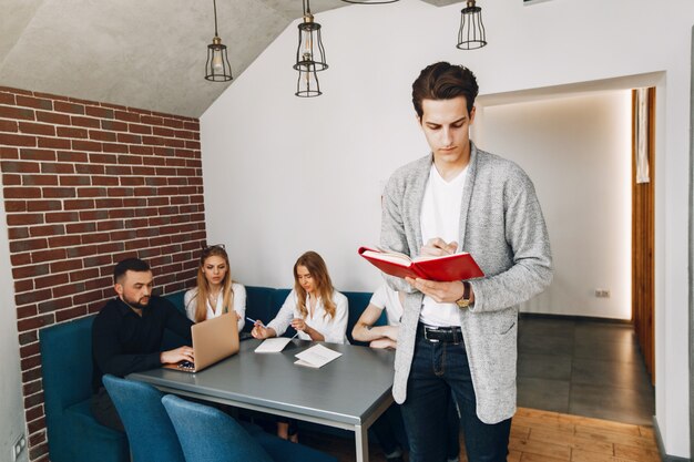 homme d&#39;affaires travaillant dans un bureau