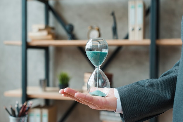 Photo gratuite homme d'affaires travaillant dans un bureau