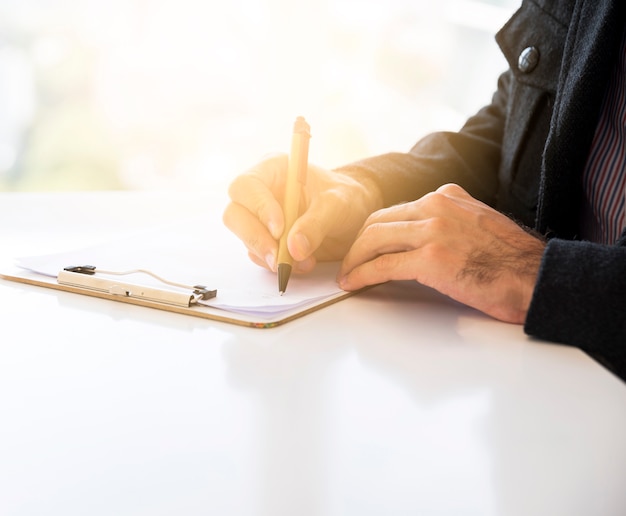 Homme d&#39;affaires travaillant dans un bureau