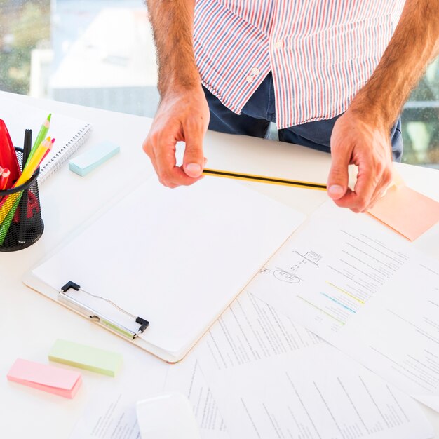 Homme d&#39;affaires travaillant dans un bureau