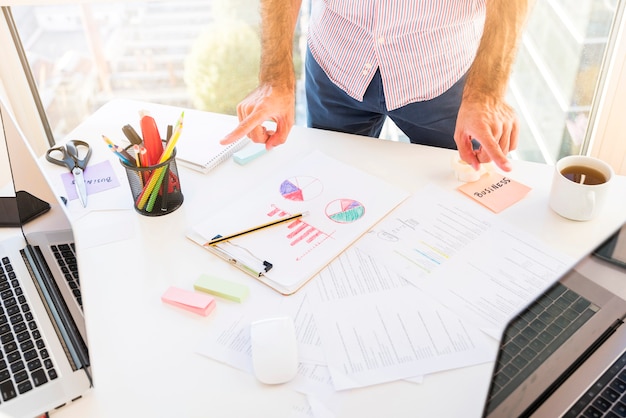 Photo gratuite homme d'affaires travaillant dans un bureau