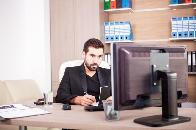 Homme d'affaires travaillant dans son bureau. Homme d'affaires en milieu professionnel