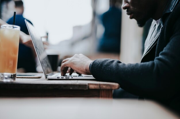 Homme d'affaires travaillant à distance depuis un café