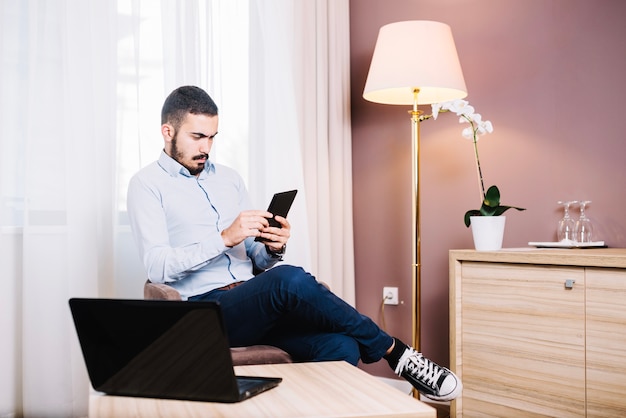 Homme d&#39;affaires travaillant avec des gadgets