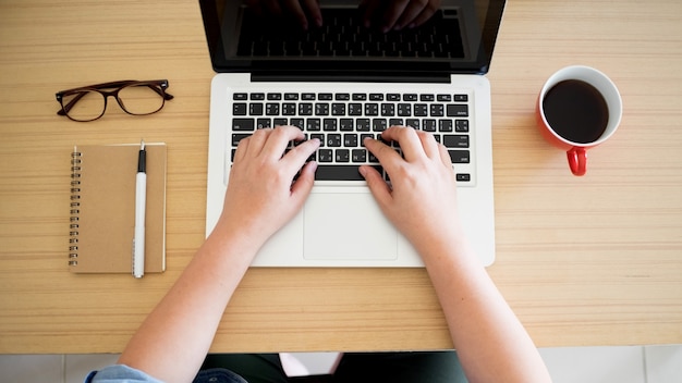 Homme d&#39;affaires travaillant sur l&#39;ordinateur portable au bureau avec copyspace