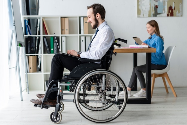 Homme d'affaires travaillant sur un ordinateur portable au bureau