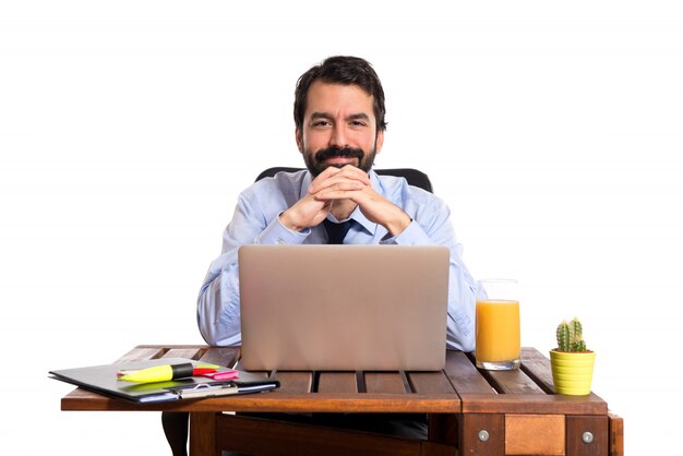 Homme d&#39;affaires travaillant avec son bureau