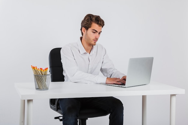 Photo gratuite homme d'affaires travaillant à son bureau