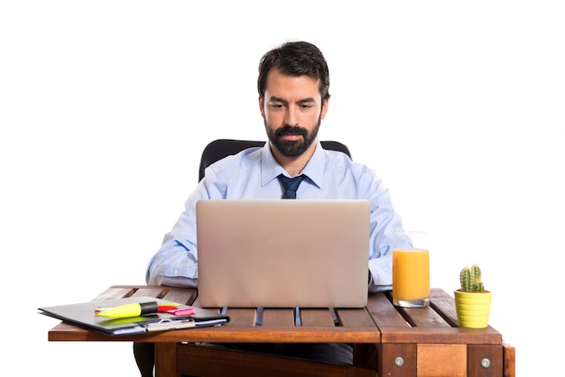 Photo gratuite homme d'affaires travaillant avec son ordinateur portable