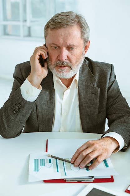 Homme d'affaires travaillant à table