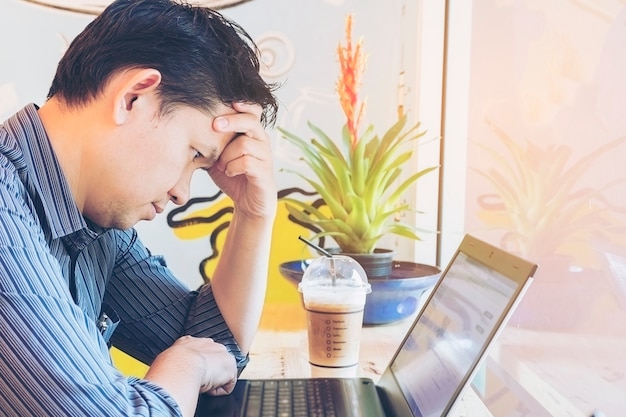 Photo gratuite homme d'affaires travaille avec un ordinateur portable dans un café