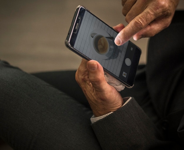 Homme d&#39;affaires en utilisant son téléphone portable