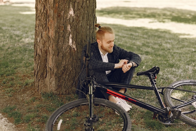 Homme d'affaires à vélo dans une ville d'été