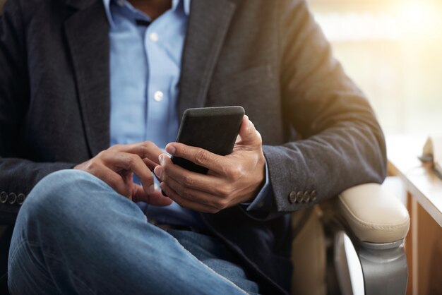 Homme d'affaires vérifiant le téléphone