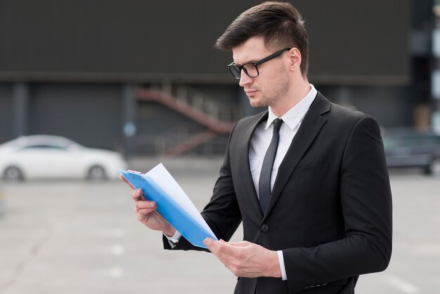 Homme affaires, vérification, documents