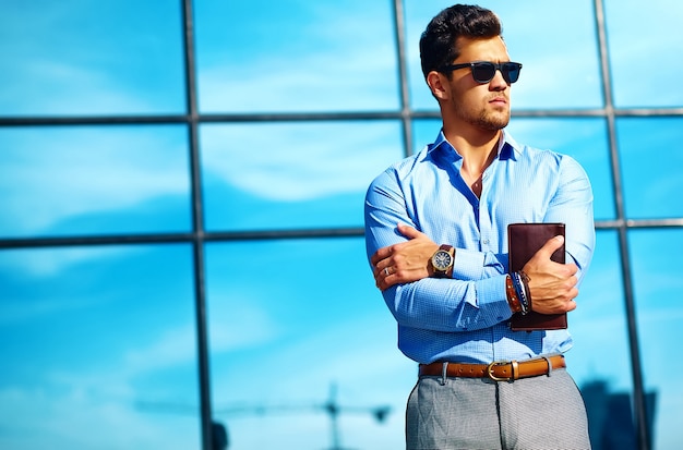 homme d'affaires en vêtements formels et lunettes de soleil