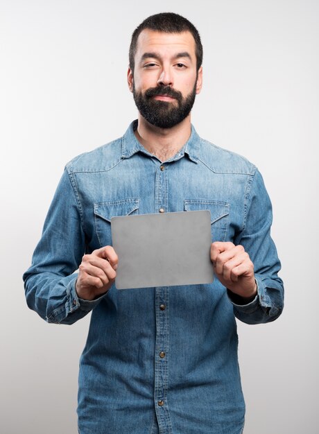 Homme avec affiche vide