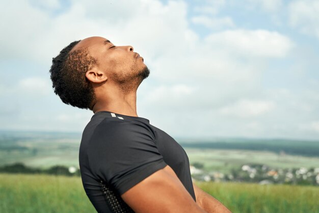 Homme africain en méditation t-shirt noir