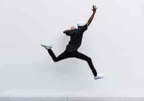 Photo gratuite homme africain, sauter