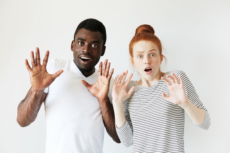 Photo gratuit homme africain en t-shirt blanc et femme de race blanche rousse en haut rayé
