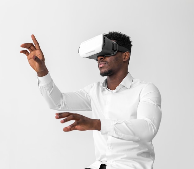 Photo gratuite homme afro-américain d'affaires à l'aide d'un casque de réalité virtuelle