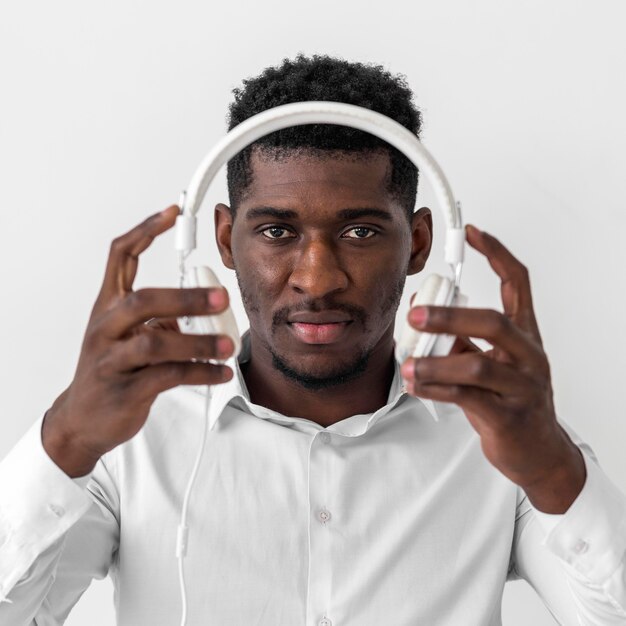 Homme afro-américain à l'aide d'écouteurs