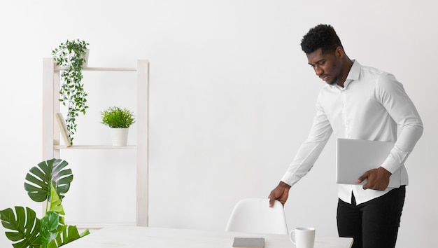 Homme afro-américain au bureau