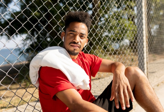 Homme afro-américain ayant une pause après un match de basket
