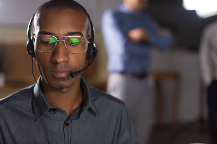 Photo gratuit homme afro-américain concentré avec casque regardant vers le bas