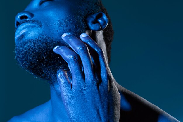 Homme afro-américain dans les tons bleus