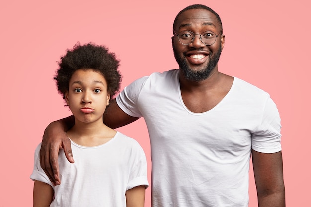 Homme afro-américain et enfant en T-shirts blancs