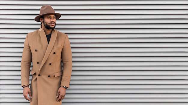 Homme afro-américain étant sérieux avec copie espace