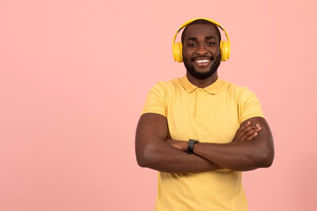 Homme afro-américain expressif écoutant de la musique sur des écouteurs