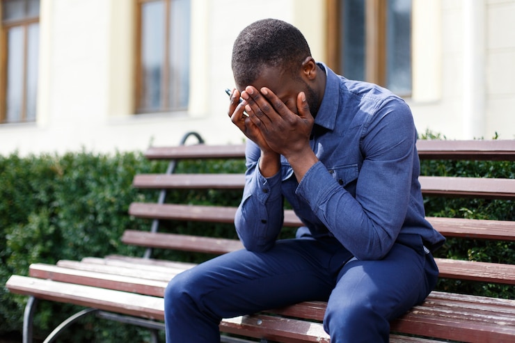 Photo gratuit homme afro-américain fatigué est assis sur le banc à l'extérieur