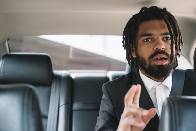 Homme afro-américain inquiet en voiture