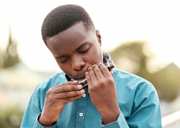 Homme afro-américain jouant de la musique le jour du jazz