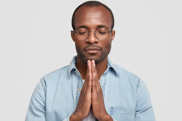 Homme afro-américain avec des lunettes rondes et chemise en jean