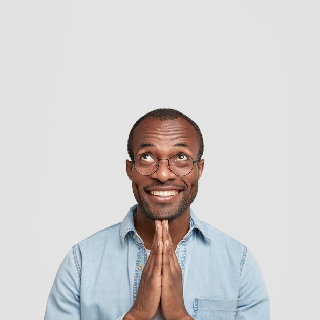 Homme afro-américain avec des lunettes rondes et chemise en jean