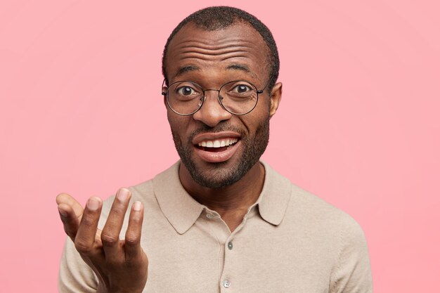 Homme afro-américain avec des lunettes rondes