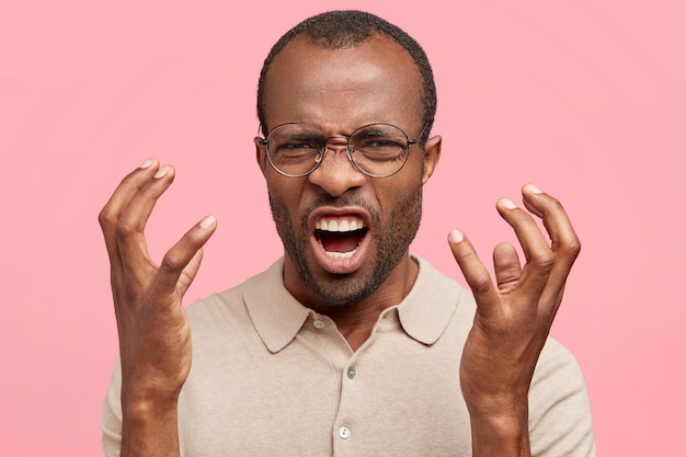 Photo gratuite homme afro-américain avec des lunettes rondes