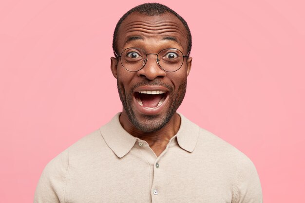 Homme afro-américain avec des lunettes rondes