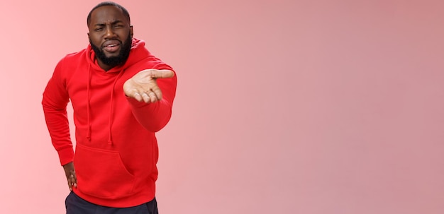 Photo gratuite un homme afro-américain mécontent réprimandant un ami qui se comporte mal demandant ce qu'il fait la vie pointant la caméra