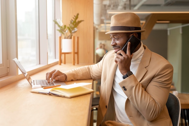 Photo gratuite homme afro-américain moderne dans un café