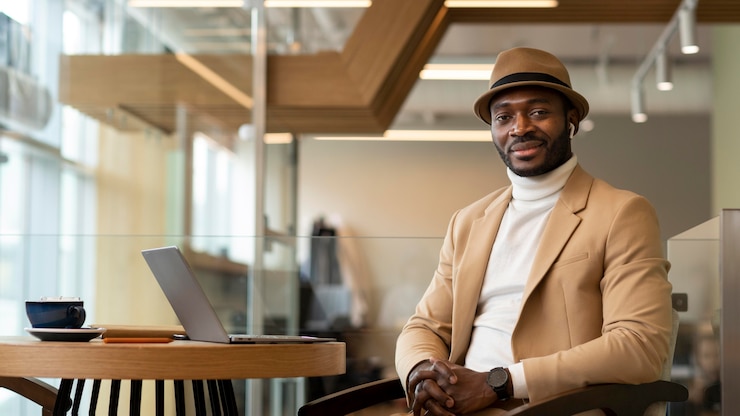 Photo gratuit homme afro-américain moderne travaillant dans un café